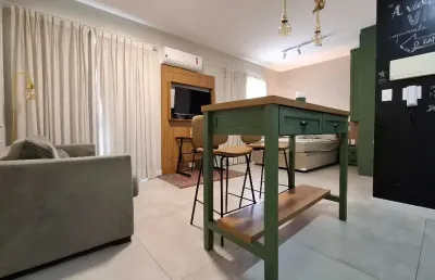 Este incrível studio, tem tudo o que você precisa para viver com conforto!
