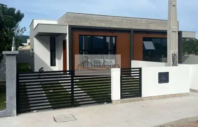 A casa destaca-se por sua arquitetura contemporânea e os acabamentos diferenciados!