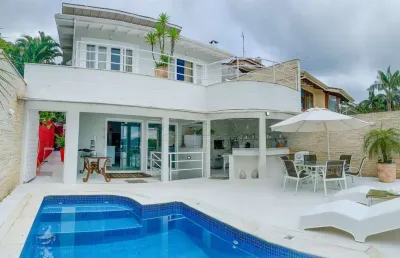 Linda casa em estilo moderno, próxima do mar, na praia do massaguaçu em caraguatatuba!