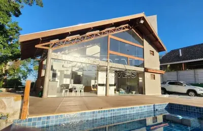 Excelente casa recém construída, com 5 suítes, piscina, área gourmet e linda vista para o mar, na praia das toninhas em ubatuba!