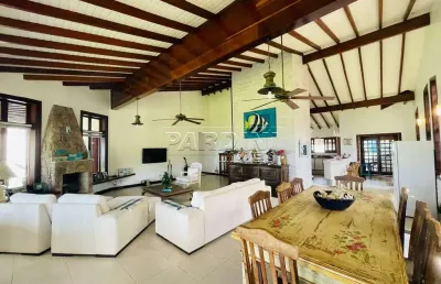 Excelente casa frente ao mar, em condomínio, na praia da lagoinha em ubatuba!