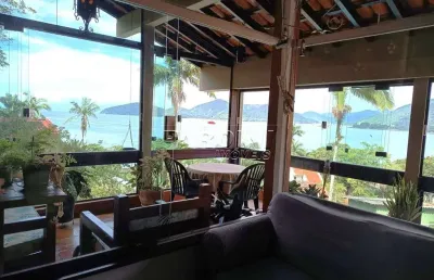 Excelente casa com  vista para o mar na praia da enseada em ubatuba!