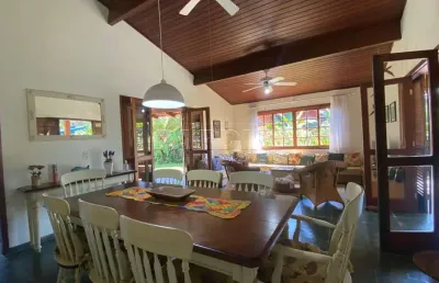 Casa térrea em condomínio com 4 suítes e área gourmet, na praia dura em ubatuba!