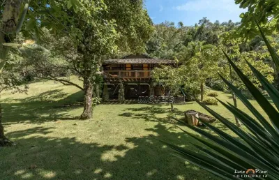 Linda casa em estilo rústico, pé na areia, com 3 dormitórios e espaço gourmet, na praia grande do bonete em ubatuba!