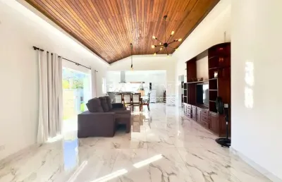 Residência térrea, clara e arejada, no condomínio ubatuba country club!