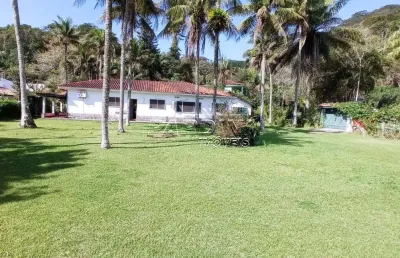 Ótima  localização casa perto do mar, com uma excelente área, entre as praias da sununga e lázaro em ubatuba!