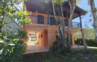 Excelente sobrado com 5 dormitórios e área de churrasqueira, próximo das praias do lázaro e sununga em ubatuba!