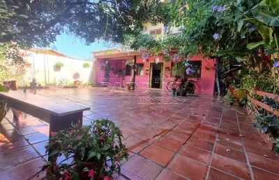 Ampla casa assobradada a 400 metros da orla na praia do itaguá em ubatuba!