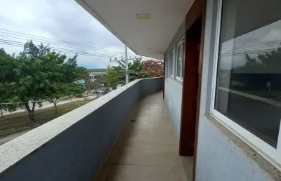 Lindo apartamento com sala e 1 quarto, cozinha , banheiro, área de serviço, bem localizado na estrada da matriz.