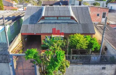 Casa com ático e amplo terreno na cidade industrial.