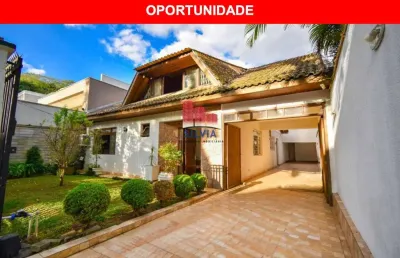 Maravilhosa residência no água verde com 4 quartos sendo 3 suítes, área de festa com piscina e 5 vagas de garagem.