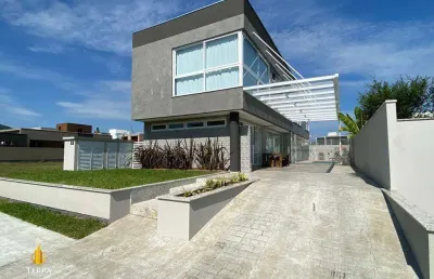 Casa alto padrão a venda no bairro areias em camboriú.