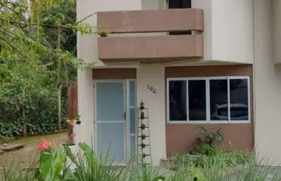 Casa a venda no condomínio residencial vila verde em balneário camboriú.