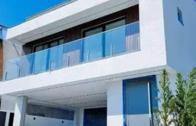 Casa à venda no condomínio caledônia private village no bairro santa regina em camboriú