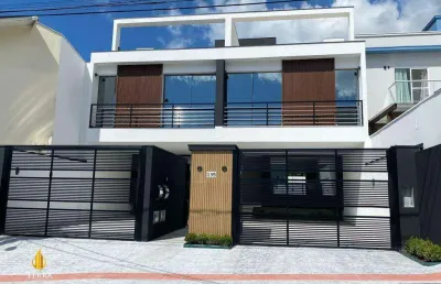 Casa geminada triplex a venda na praia dos amores em itajaí.