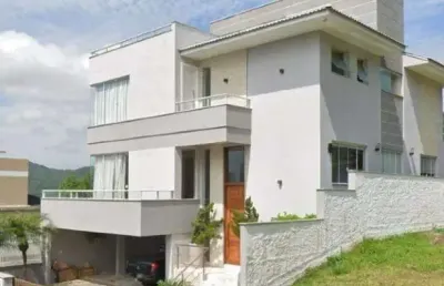 Casa totalmente mobiliada no bairro ariribá em balneário camboriú.