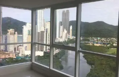 Apartamento semi mobiliado no marina beach towers com 193m² privativos e 03 vagas de garagem.