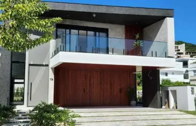Casa alto padrão para locação anual no condomínio horizontal praia brava na praia brava de itajaí.