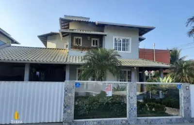 Casa alto padrão a venda apenas 600 metros do mar na praia dos amores.