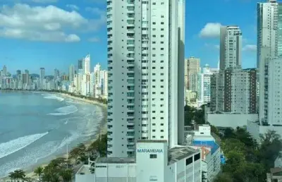 Apartamento de alto padrão com vista para o mar em balneário camboriú.