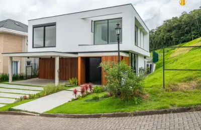 Casa a venda no condomínio riverside localizado no bairro rio do meio em itajaí.