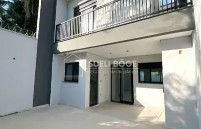 Sobrado com 3 suítes e 2 vagas de garagem no bairro glória