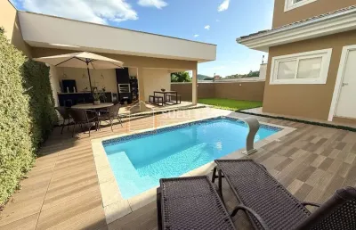 Casa em condomínio com 4 dormitórios, piscina e área de festas