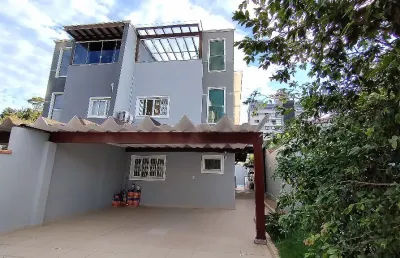 Ótimo sobrado com 4 quartos sendo 2 suítes  à venda no santo antônio joinville sc .