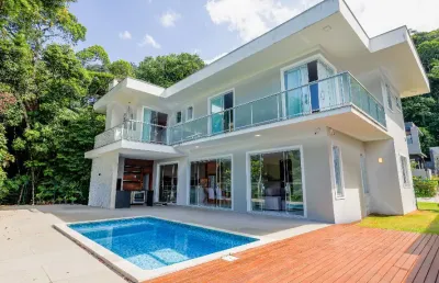 Casa em condomínio fechado semimobiliada com 3 quartos sendo 1 suíte master e 2 demi-suites  no bairro américa em joinville sc. por r$3.200.000,00