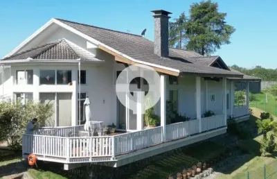 Casa cinematográfica em condomínio perto do barigui