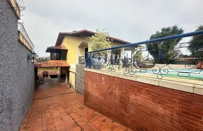 Casa de cinco quartos duas suítes à venda no condomínio parque imperador por 1690.000,00