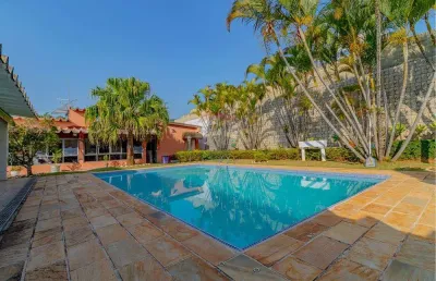Casa térrea no condomínio flamboyant  com 04 dormitórios, 02 suítes, piscina e área de lazer com piscina.