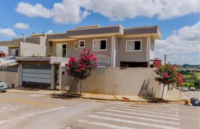Sobrado com 3 quartos, 01 suíte, varanda e 3 vagas de garagem