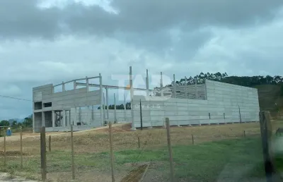 Galpão com 5.597,72m2 bem localizado para locação em itajaí