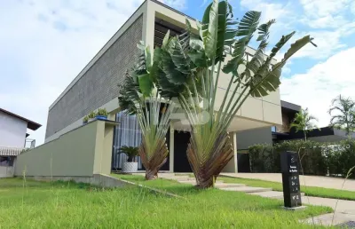 Casa de alto padrão no condomínio caledônia à venda