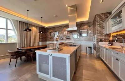 Casa com 4 suítes para locação | praia do estaleiro