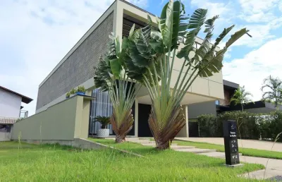 Casa de alto padrão no condomínio caledônia à venda