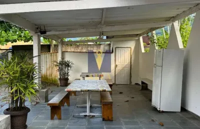 4 casas distribuídas em mais de mil m² de terreno na praia do lázaro, ubatuba/sp