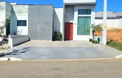 Casa linda com móveis planejados no condomínio horto florestal 3