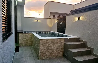 Casa linda com piscina e 03 dormitórios no condomínio horto florestal villagio
