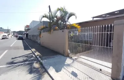 Exelente casa no bairro dos municipios, balneario camboriu!