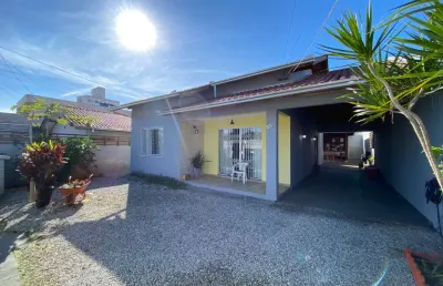 Casa lindíssima com suíte e amplo espaço em camboriú