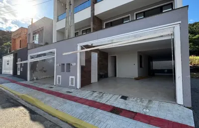 Exuberante sobrado triplex de altíssimo padrão, para pessoas exigentes, em localização privilegiada no loteamento terras altas em camboriú - sc.