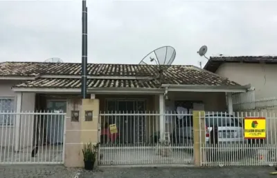 Exelente casa com estrutra para 2º andar com 2 quartos em camboriú no bairro centro !!