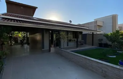 Linda casa 3 doritórios sendo um no piso superior , terreno amplo