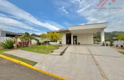 Linda casa térrea em condominio fechado , 3 dormitórios com 225 metros privativos
