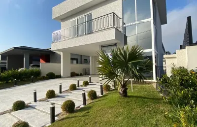 Linda casa com 318 metros quadrados ,  3 suites amplas , piscina .