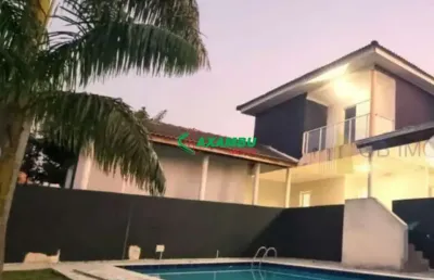 Sobrado com 5 dormitórios (1 suite master), sala integrada com espaço gourmet e piscina