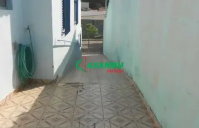 Sobrado com 3 dormitórios, 3 banheiros, edícula, quarto de apoio e 1 vaga coberta