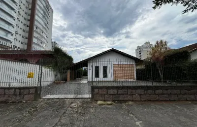 Casa comercial com 4 salas para alugar na Rua Euzébio de Queirós, 280, Glória, Joinville